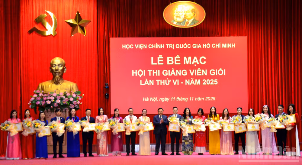 ndo_br_giam-doc-trao-chuan.jpg