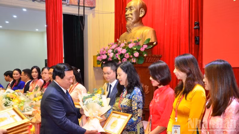 Đồng chí Nguyễn Xuân Thắng trao Bằng khen và quyết định công nhận cho cá nhân đạt Danh hiệu “Giảng viên xuất sắc” cấp Học viện lần thứ VI. (Ảnh: PHẠM CƯỜNG)