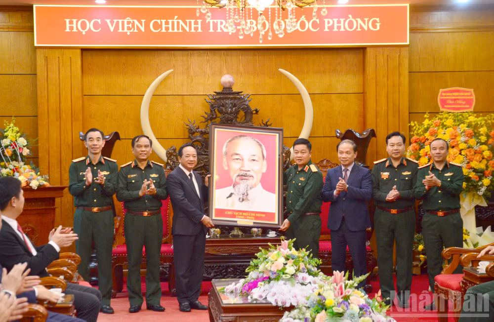 ndo_br_dc-trinh-van-quyet-tang-hoa.jpg