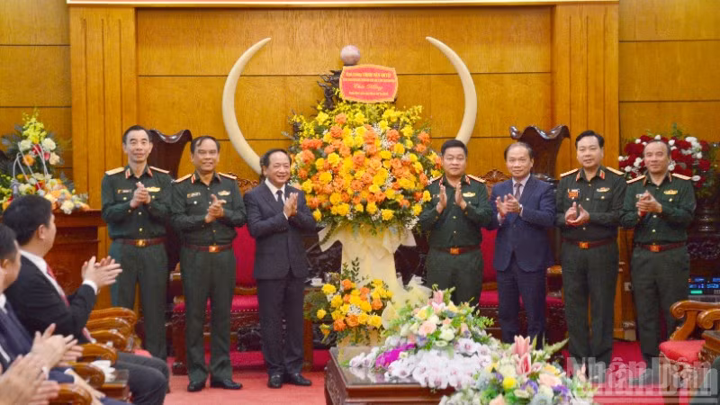 Đồng chí Đại tướng Trịnh Văn Quyết, Bí thư Trung ương Đảng, Trưởng Ban Tuyên giáo và Dân vận Trung ương tặng hoa chúc mừng đội ngũ cán bộ, giảng viên Học viện Chính trị. (Ảnh: PHẠM CƯỜNG)