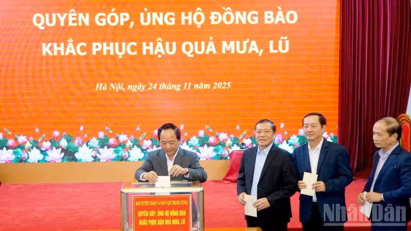 Đồng chí Trịnh Văn Quyết, Bí thư Trung ương Đảng, Trưởng ban Tuyên giáo và Dân vận Trung ương quyên góp, ủng hộ đồng bào khắc phục hậu quả mưa, lũ. (Ảnh: PHẠM CƯỜNG)