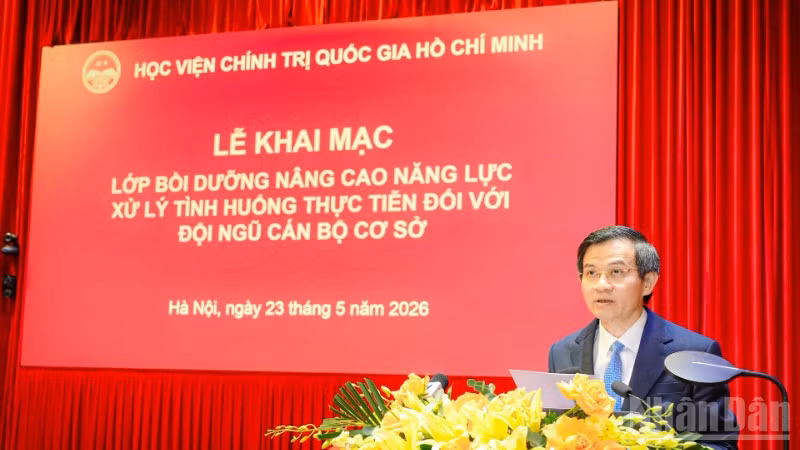 Đồng chí Đoàn Minh Huấn, Ủy viên Bộ Chính trị, Giám đốc Học viện Chính trị quốc gia Hồ Chí Minh phát biểu khai mạc lớp bồi dưỡng. (Ảnh: BẢO LONG)