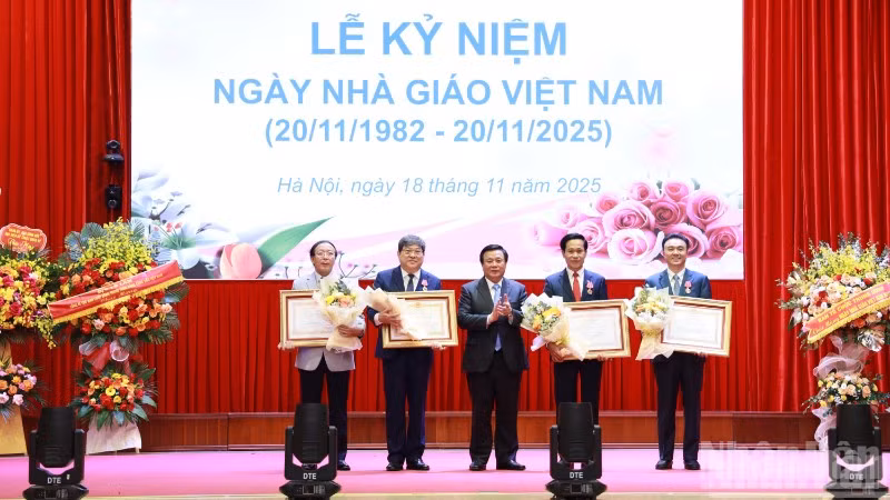 Đồng chí Nguyễn Xuân Thắng, Ủy viên Bộ Chính trị, Giám đốc Học viện Chính trị quốc gia Hồ Chí Minh, Chủ tịch Hội đồng Lý luận Trung ương trao Huân chương Lao động hạng Nhì, hạng Ba của Chủ tịch nước tặng các cá nhân của Học viện Chính trị quốc gia Hồ Chí Minh. (Ảnh: PHẠM CƯỜNG)
