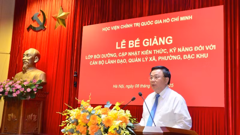 Đồng chí Nguyễn Xuân Thắng, Ủy viên Bộ Chính trị, Giám đốc Học viện Chính trị quốc gia Hồ Chí Minh, Chủ tịch Hội đồng Lý luận Trung ương phát biểu bế giảng. (Ảnh: PHẠM CƯỜNG)