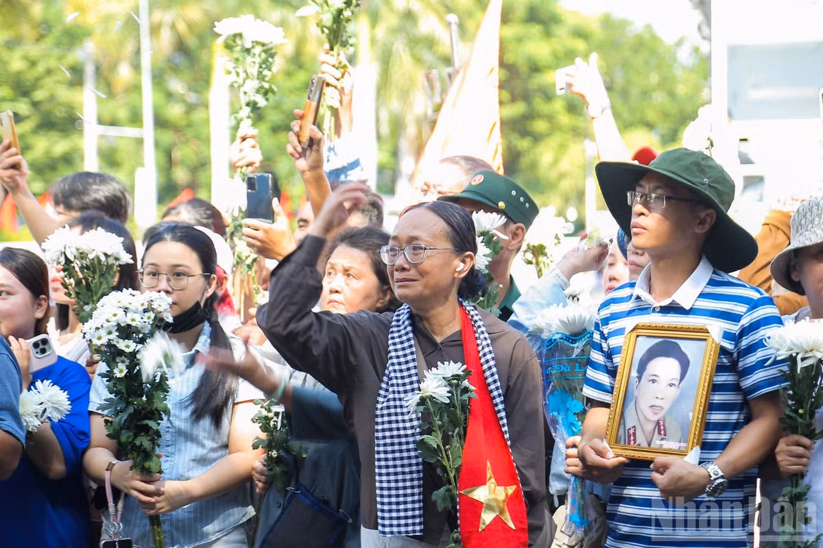 Người dân Thành phố Hồ Chí Minh tiễn đưa các liệt sĩ về nơi an nghỉ.