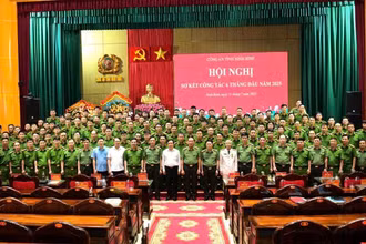 Các đồng chí lãnh đạo Bộ Công an, lãnh đạo tỉnh Ninh Bình chụp ảnh lưu niệm cùng cán bộ chiến sĩ Công an tỉnh Ninh Bình. (Ảnh: THANH THUỶ)