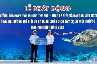 Lãnh đạo tỉnh Ninh Bình trao biển tượng trưng 200 thùng phân loại rác thải tại nguồn cho đại diện thành phố Tam Điệp.