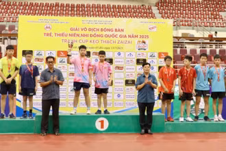 Ban tổ chức trao giải Nhất, Nhì, Ba nội dung đồng đội nam lứa tuổi 12-13 cho các vận động viên.