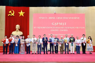 Đồng chí Đoàn Minh Huấn, Bí thư Tỉnh ủy Ninh Bình trao biểu trưng và tặng hoa chúc mừng các đồng chí lãnh đạo, nguyên lãnh đạo các cơ quan báo chí của tỉnh. (Ảnh: MINH QUANG)