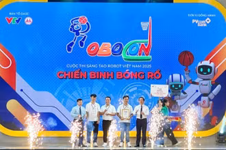 Ban tổ chức trao giải Nhất cho đội LH-UDS đến từ trường Đại học Lạc Hồng.