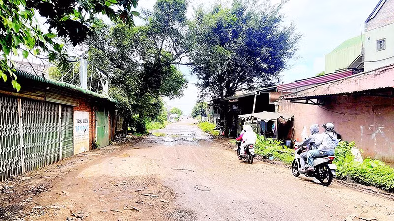 Dự án đường Hồ Chí Minh đoạn tránh phía đông thành phố Buôn Ma Thuột (cũ) hiện còn vướng mắc 0,113 km đoạn qua địa bàn xã Cuôr Đăng chưa được giải phóng mặt bằng.