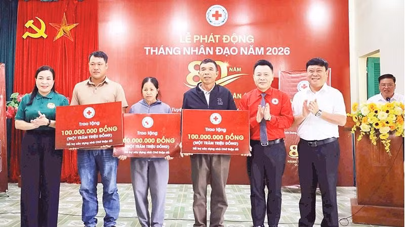Hội Chữ thập đỏ tỉnh Tuyên Quang cùng đại diện các cơ quan, đơn vị trao tặng hỗ trợ xây dựng nhà Chữ thập đỏ cho các hộ gia đình có hoàn cảnh khó khăn trên địa bàn tỉnh.