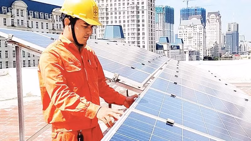 Cán bộ kỹ thuật Điện lực Hà Nội kiểm tra hệ thống lắp đặt điện mặt trời mái nhà (Ảnh EVNHANOI)