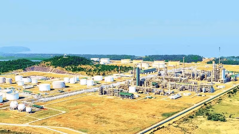 Khu kinh tế Dung Quất được định hướng phát triển thành Trung tâm lọc, hóa dầu, đóng tàu và năng lượng quốc gia (Ảnh HIỂN CỪ)