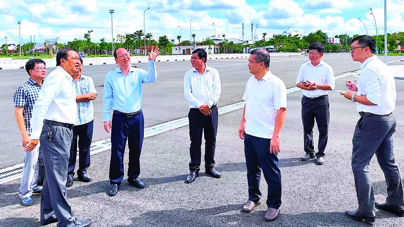 Bí thư Tỉnh ủy Cà Mau Nguyễn Hồ Hải (áo sơ mi xanh) kiểm tra thực tế việc khẩn trương hoàn tất cơ sở vật chất để phục vụ Đại hội Đảng bộ tỉnh.
