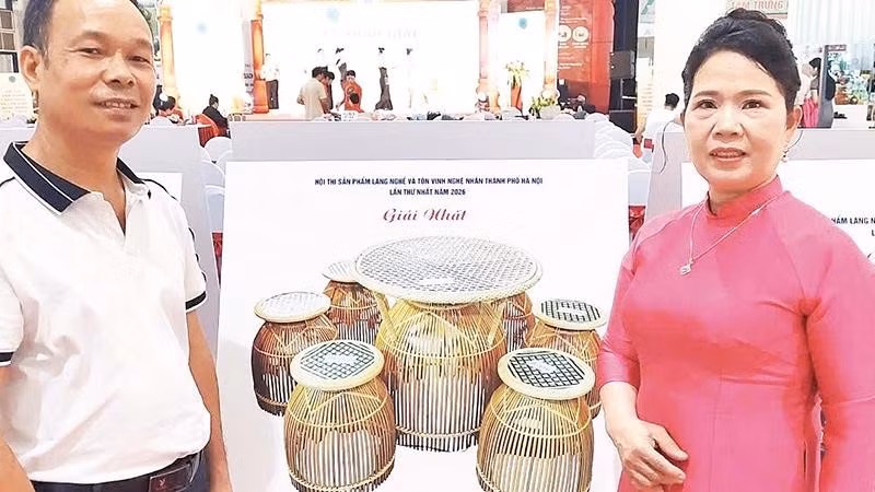Ông Trần Văn Thắng (bên trái) tại Hội thi sản phẩm làng nghề và tôn vinh nghệ nhân Thành phố Hà Nội lần thứ nhất năm 2026 do Sở Nông nghiệp và Môi trường tổ chức.