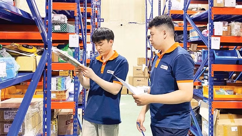 Kiểm kê, phân loại hàng hóa trước khi giao nhận tại Công ty cổ phần Bách Liên (VietMRO). 