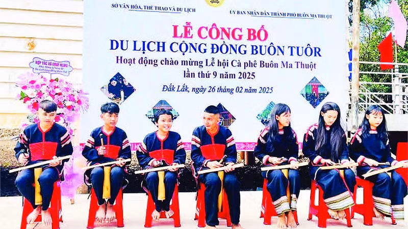 Thanh thiếu niên trình diễn chiêng tre tại buôn Tuôr, xã Hòa Phú, tỉnh Đắk Lắk.