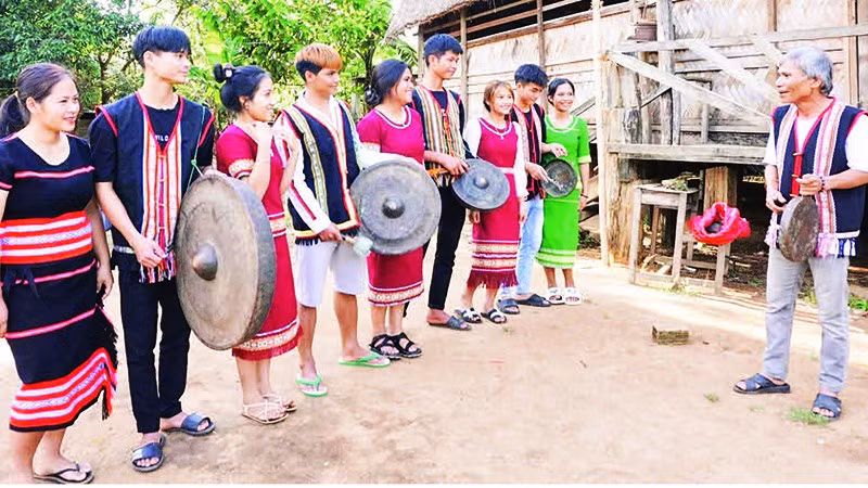 Một buổi dạy cồng chiêng cho thế hệ trẻ.
