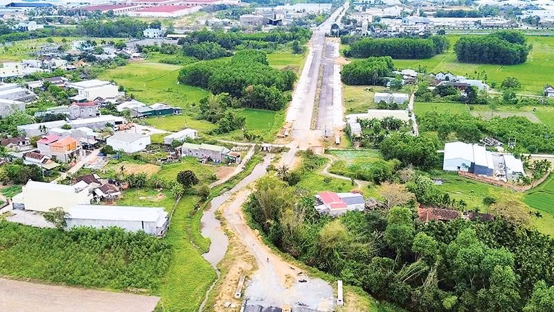 Vướng mặt bằng khiến dự án đường nối từ cầu Thạch Bích đến Tịnh Phong chậm tiến độ.