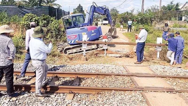 Xã Triệu Phong, tỉnh Quảng Trị tổ chức đóng kín các lối đi tự mở qua đường sắt trên địa bàn.