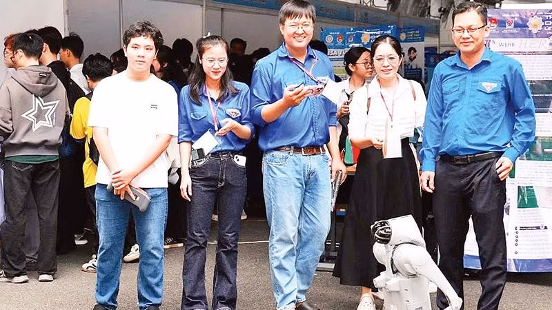 Các bạn trẻ trình diễn robot tại Liên hoan “Tuổi trẻ sáng tạo Thành phố Hồ Chí Minh” lần thứ 17 năm 2026. (Ảnh CTV)