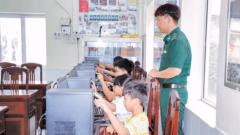 Lực lượng quân sự tích cực hướng dẫn học sinh chuyển đổi số.