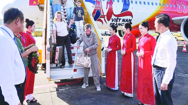 Lãnh đạo đặc khu Phú Quốc đón du khách từ thành phố Vladivostok (Liên bang Nga).