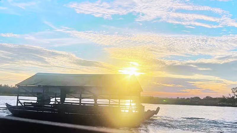 Thuyền du lịch đưa du khách tham quan Vườn quốc gia Tràm Chim.