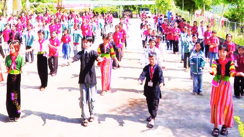 Trang phục, các trò chơi dân gian, các điệu dân ca, dân vũ được đưa vào những buổi sinh hoạt ngoại khóa.