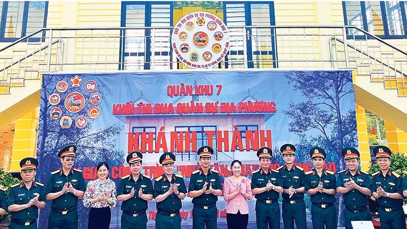 Khánh thành công trình Nhà văn hóa dân tộc Khmer (ấp Xóm Tháp, xã Tân Biên, tỉnh Tây Ninh) do lực lượng vũ trang Quân khu 7 và tỉnh Tây Ninh xây dựng.