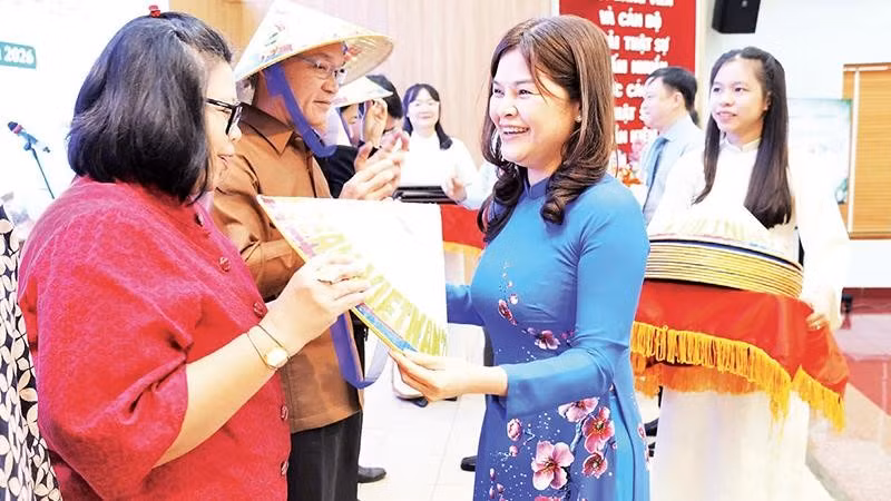 Bạn bè quốc tế tham dự chương trình “Hương trà-Ấm tình ASEAN” do phường Bình Thạnh tổ chức tháng 8/2026 nhận quà lưu niệm. 