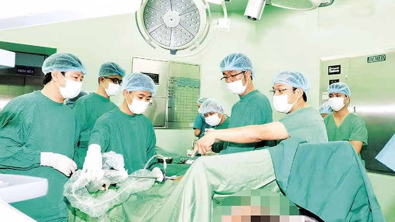 Ê-kíp các bác sĩ Bệnh viện Bình Dân và Bệnh viện Đa khoa Bà Rịa thực hiện thành công ca phẫu thuật, lấy khối lá lách nặng gần 3 kg ra khỏi người bệnh (Ảnh Bệnh viện cung cấp)