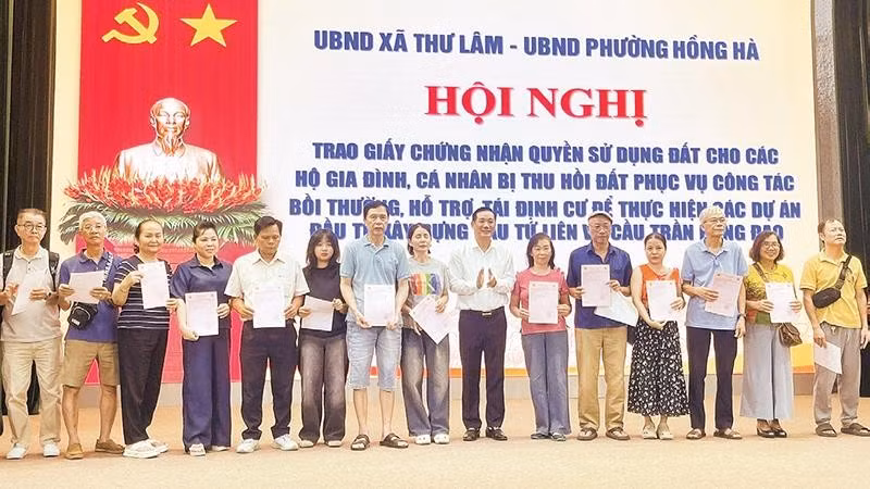 Người dân phường Hồng Hà nhận giấy chứng nhận quyền sử dụng đất.