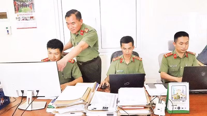 Cán bộ, chiến sĩ Phòng an ninh mạng và phòng, chống tội phạm sử dụng công nghệ cao, Công an tỉnh Đắk Lắk luôn kiểm tra, kịp thời phát hiện, xử lý vi phạm trên không gian mạng (Ảnh CÔNG LÝ)