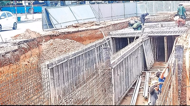 Xây dựng cống thoát nước có đường kính lớn tại khu vực Hoàng Gia, phường Phan Đình Phùng.
