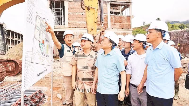 Đồng chí Nguyễn Văn Đoạt (người thứ 3 từ phải sang), Phó Chủ tịch Ủy ban nhân dân tỉnh Điện Biên kiểm tra thực địa tiến độ thi công Trường nội trú liên cấp Nà Bủng trên địa bàn xã biên giới Nà Bủng, tỉnh Điện Biên.
