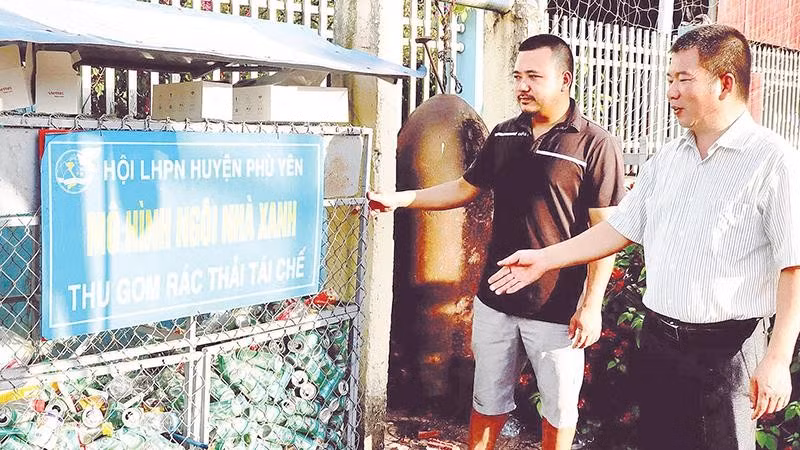 Với nỗ lực của mình, ông Nguyễn Đức Cường (bên phải ảnh) đã vận động được nông dân làm tốt công tác vệ sinh môi trường và còn có khu thu gom rác thải tái chế.
