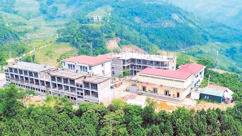 Trường phổ thông dân tộc bán trú tiểu học và trung học cơ sở Phìn Ngan đang dần hoàn thiện sau khi chuyển đổi công năng từ trụ sở xã Phìn Ngan cũ.