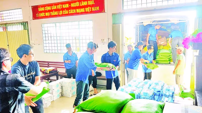 Các bạn trẻ phường Sa Đéc, tỉnh Đồng Tháp tiếp nhận, bốc xếp nhu yếu phẩm lên xe.