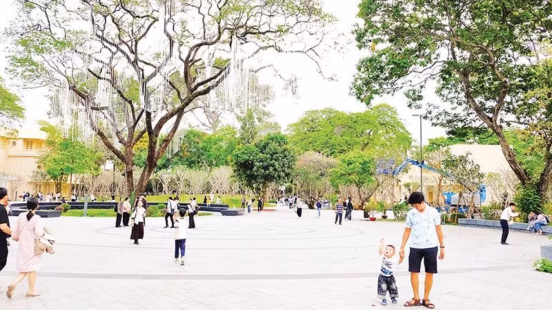 Dự án số 1 Lý Thái Tổ được tháo gỡ và được xây dựng thành công viên phục vụ nhu cầu sinh hoạt công cộng cho người dân thành phố (Ảnh THẾ ANH)