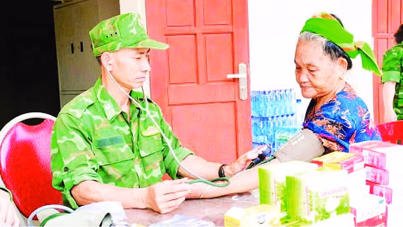Quân y Bộ đội Biên phòng có mặt tại tâm lũ xã Mỹ Lý để khám, cấp thuốc miễn phí cho người dân.