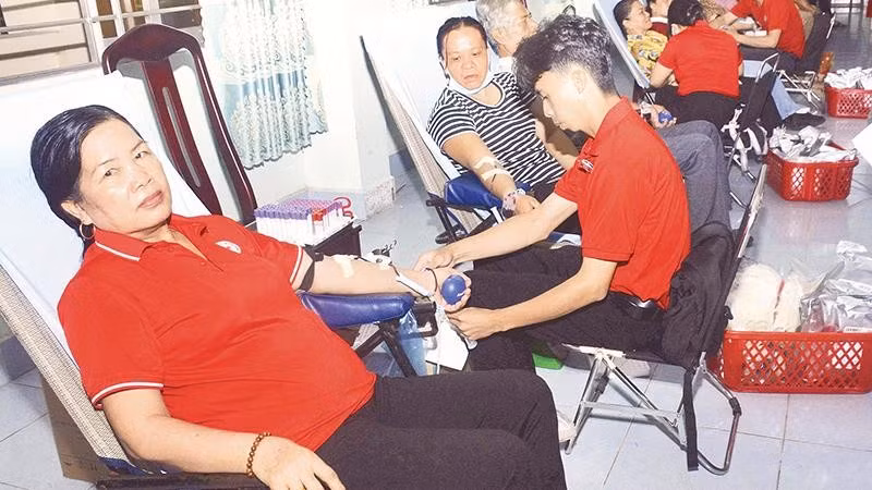 Bà Lê Thị Rí (ngoài cùng bên trái) trong một lần hiến máu tình nguyện vì cộng đồng.