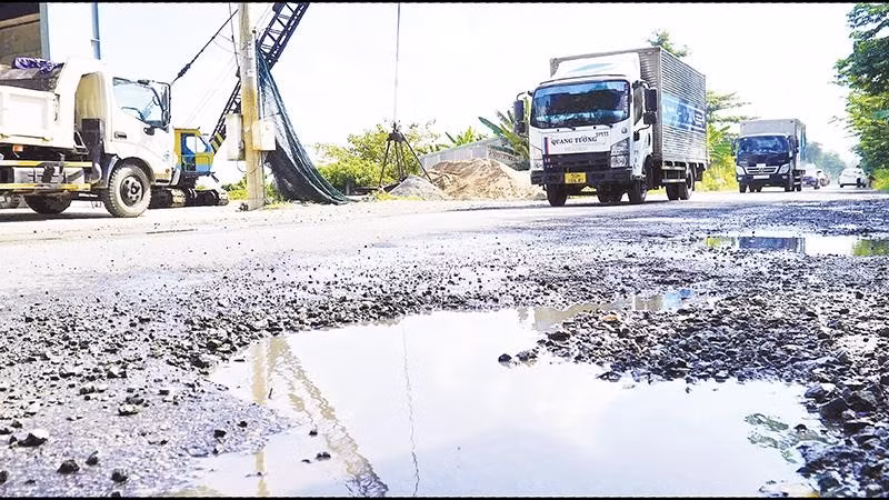 Mặt đường Quốc lộ 80 xuống cấp trầm trọng.