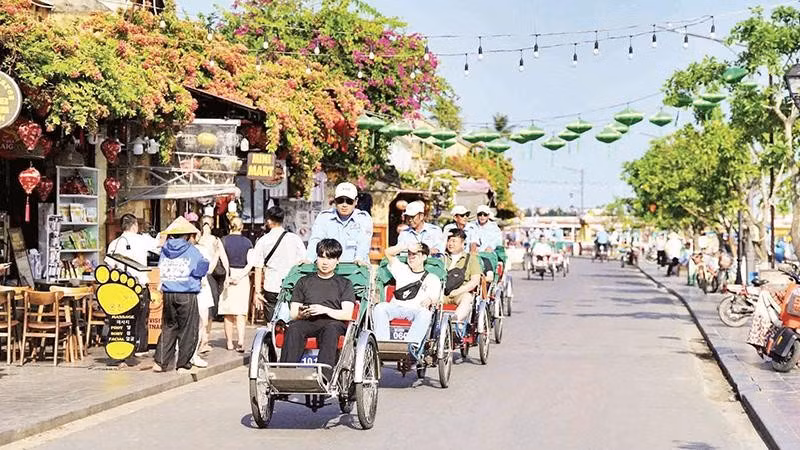 Khách du lịch tham quan Di sản văn hóa thế giới Phố cổ Hội An.