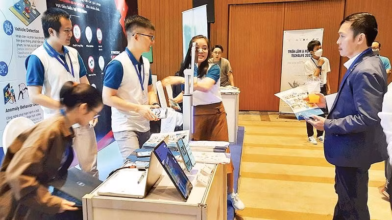 Doanh nghiệp trưng bày các giải pháp chuyển đổi số tại ngày hội chuyển đổi số tại Thành phố Hồ Chí Minh.