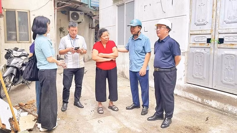 Lãnh đạo phường Khương Đình thường xuyên gặp gỡ, trao đổi với người dân có đất bị thu hồi.