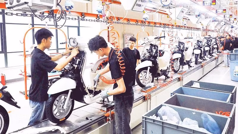 Công nhân lắp ráp xe máy điện tại Nhà máy Yadea, Khu công nghiệp Tân Hưng, Bắc Ninh.