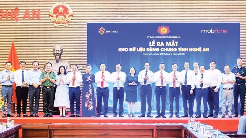 Đại diện lãnh đạo tỉnh Nghệ An và các đơn vị tại sự kiện công bố vận hành thử nghiệm kho dữ liệu dùng chung (Ảnh HIẾU HÀ)