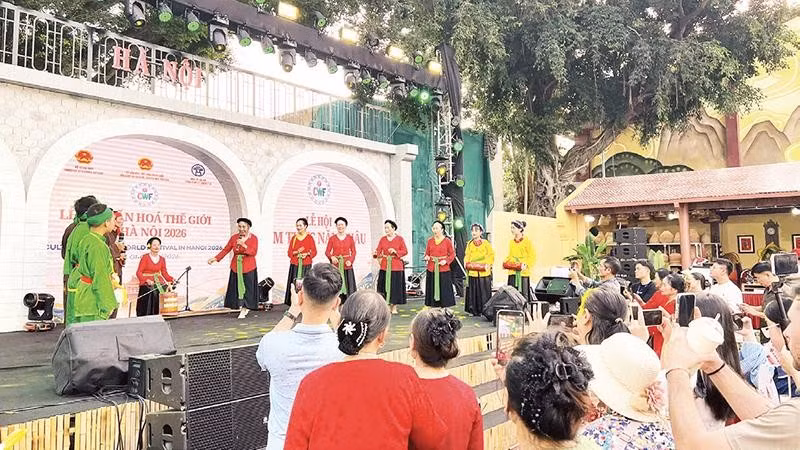 Màn trình diễn hát trống quân của các nghệ nhân thôn Phúc Lâm gây ngạc nhiên khi thu hút lượng lớn khán giả.